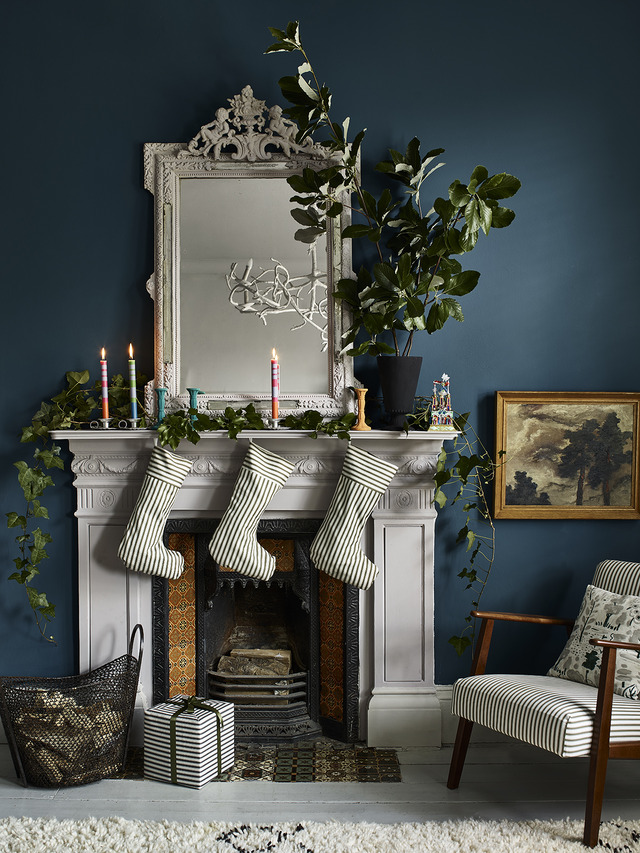 White traditional festive fireplace decor