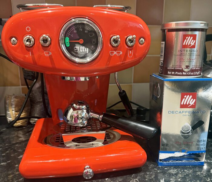 illy Ground Coffee & E.S.E. Pods Machine in the gorgeous Anniversary Red