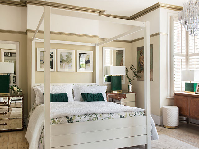 There's a neutral colour scheme and bay windows in the main bedroom