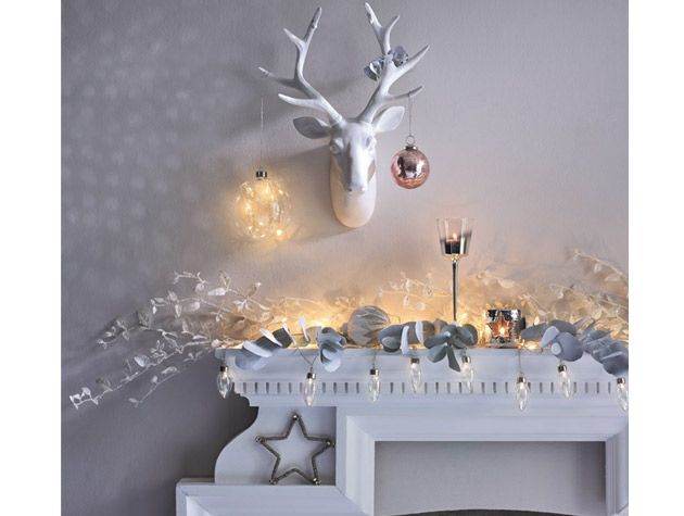 deers head mantelpiece christmas decoration