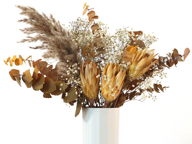 70s vibe dried flower bouquet: Faye Shida Preserved Flowers